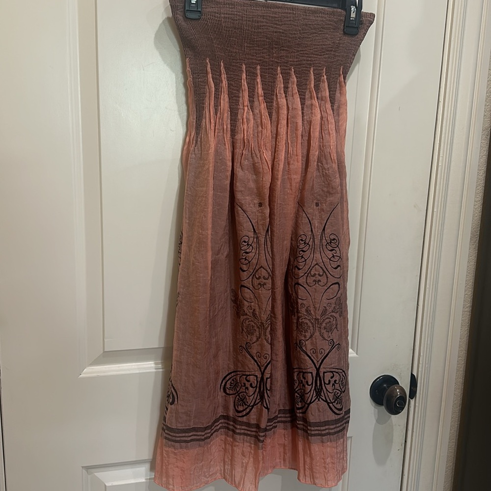 Beautiful boutique’s skirt. Gorgeous salmon and brown . Looks like silk.